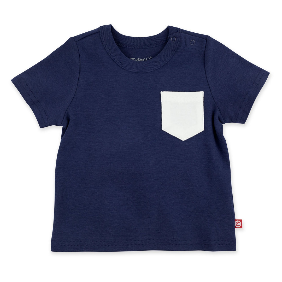 A short-sleeved navy t-shirt with a contrasting white pocket for babies.